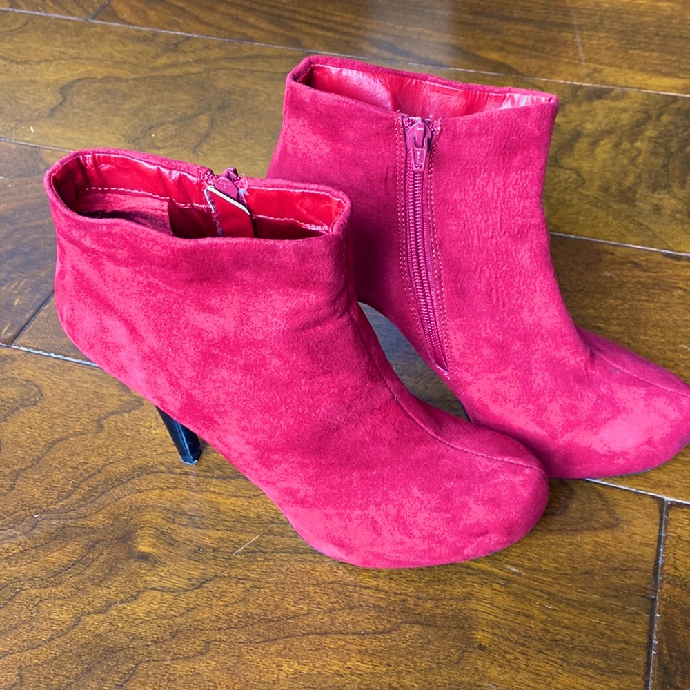 EUC LOVELY RED VELVETY 1”PLATFORM 4 1/2” BOOTIES LADIES 8.5